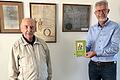 Edwin Hamberger (links) überreichte Bürgermeister Bernhard Weidner (rechts) sein neues Buch 'Das Niederadelsgeschlecht derer von Rimpar'
