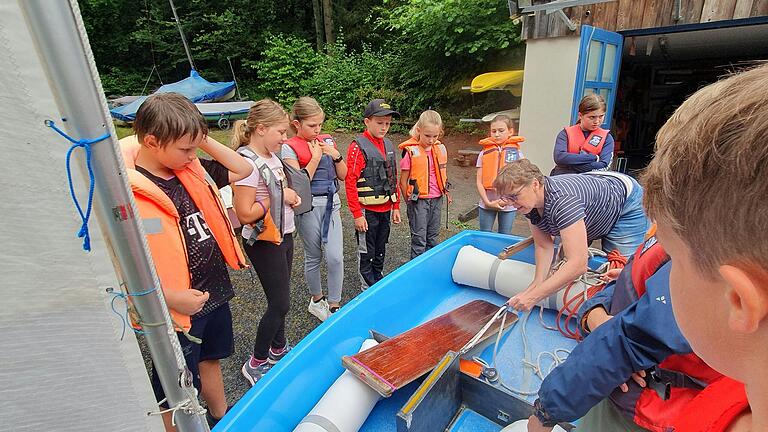 Ganz schön kompliziert, so ein Segelboot startklar zu machen. Margitta von Kroge verpackte die Segeltheorie in spannende Geschichten. Ganz schön kompliziert, so ein Segelboot startklar zu machen. Margitta von Kroge verpackte die Segeltheorie in spannende Geschichten.