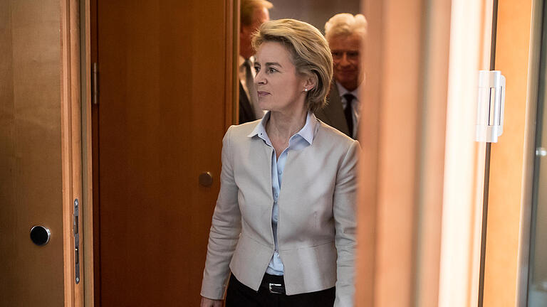 Von der Leyen im Verteidigungsausschuss - Archivbild: Verteidigungsministerin Ursula von der Leyen (CDU) kommt vor Volker Wieker, Generalinspekteur der Bundeswehr, am 10.05.2017 in Berlin aus einer Sondersitzung des Verteidigungsausschusses des Deutschen Bundestages. Von der Leyen im Verteidigungsausschuss - Archivbild: Verteidigungsministerin Ursula von der Leyen (CDU) kommt vor Volker Wieker, Generalinspekteur der Bundeswehr, am 10.05.2017 in Berlin aus einer Sondersitzung des Verteidigungsausschusses des Deutschen Bundestages.