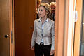 Von der Leyen im Verteidigungsausschuss       -  Archivbild: Verteidigungsministerin Ursula von der Leyen (CDU) kommt vor Volker Wieker, Generalinspekteur der Bundeswehr, am 10.05.2017 in Berlin aus einer Sondersitzung des Verteidigungsausschusses des Deutschen Bundestages.