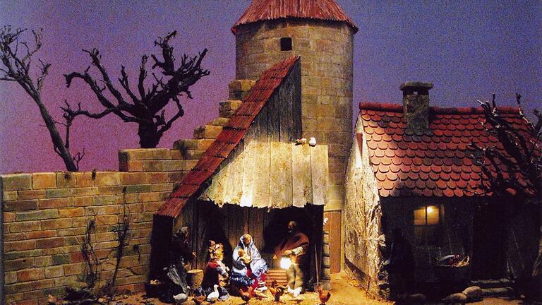 Mit viel Liebe zum Detail und tollen Lichtakzenten hat Bruno Steger seine Krippen gestaltet – hier im Bild Christi Geburt vor dem Bibraturm und dem Schweinehirtenhäuschen in Gerolzhofen. Mit viel Liebe zum Detail und tollen Lichtakzenten hat Bruno Steger seine Krippen gestaltet – hier im Bild Christi Geburt vor dem Bibraturm und dem Schweinehirtenhäuschen in Gerolzhofen.