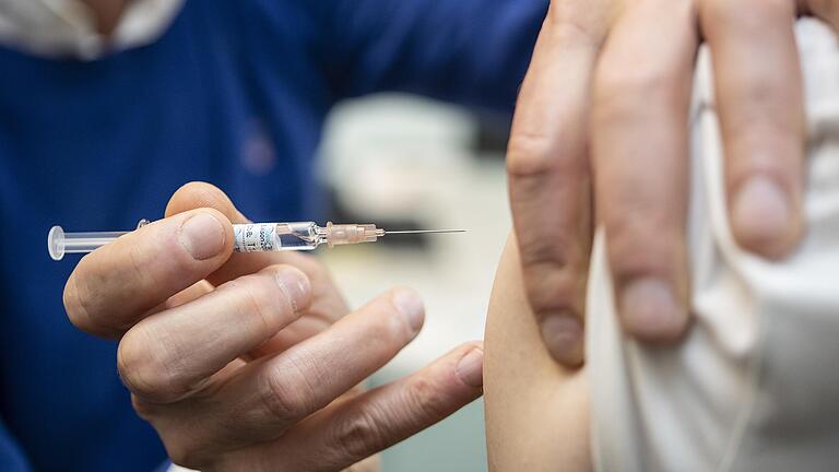 Die Grippeschutzimpfung kann nicht nur eine Influenza-Erkrankung verhindern. Sie senkt vor allem bei Älteren auch das Herzinfarkt- und Schlaganfallrisiko.&nbsp;