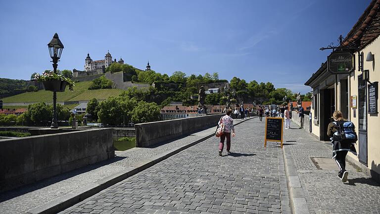 Noch ist auf der Alten Mainbrücke nichts los. Das könnte sich schon im Laufe der Woche ändern. Noch ist auf der Alten Mainbrücke nichts los. Das könnte sich schon im Laufe der Woche ändern. 