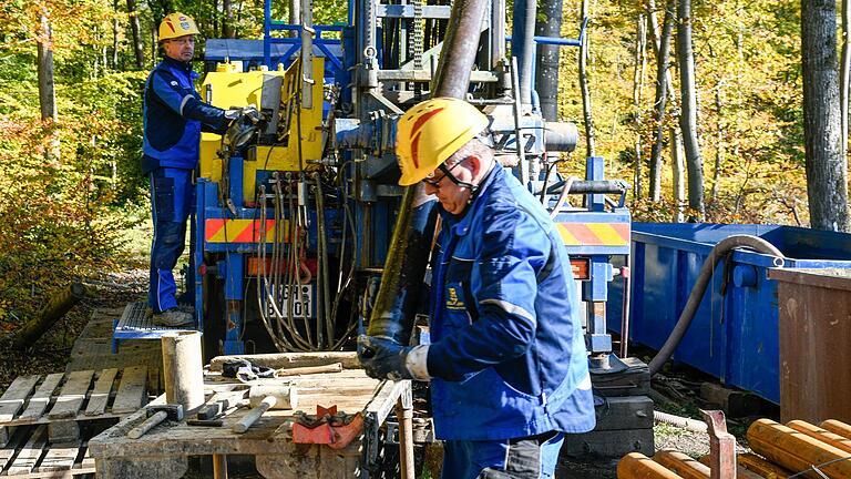 Gipsbergwerk im Wasserschutzgebiet: Was sagt der TÜV? Wie wird untersucht, ob das geplante unterirdische Bergwerk von Knauf im Altertheimer Dreieck keinen schädlichen Einfluss aufs Grundwasser und damit auf das Trinkwasser der Zeller Quellen hat? Gipsbergwerk im Wasserschutzgebiet: Was sagt der TÜV? Wie wird untersucht, ob das geplante unterirdische Bergwerk von Knauf im Altertheimer Dreieck keinen schädlichen Einfluss aufs Grundwasser und damit auf das Trinkwasser der Zeller Quellen hat? 