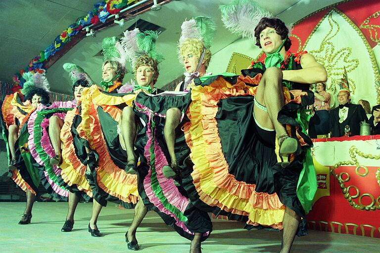 Auch das Männerballett gehört schon lange zum Inventar der Prunksitzungen im Rathaus. 1977 stand dieser Punkt zum ersten Mal auf dem Programm – damals allerdings übergangsweise in Gambach. Auch das Männerballett gehört schon lange zum Inventar der Prunksitzungen im Rathaus. 1977 stand dieser Punkt zum ersten Mal auf dem Programm – damals allerdings übergangsweise in Gambach.