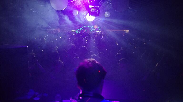 Lichtspiele und hypnotisierender Techno In der Klanghütte waren gerade für die jüngeren Besucher der Party von Project + die Highlights des Nachtzaubers. Benjamin Bördlein Lichtspiele und hypnotisierender Techno In der Klanghütte waren gerade für die jüngeren Besucher der Party von Project + die Highlights des Nachtzaubers. Benjamin Bördlein