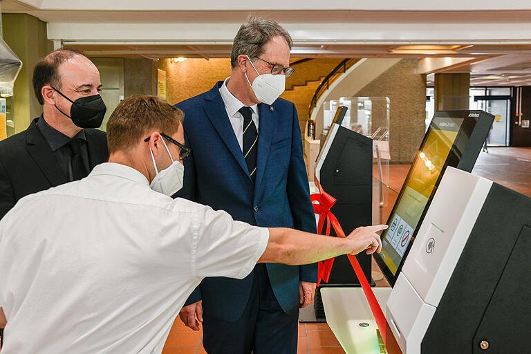 Unipräsident Paul Pauli (rechts) lässt sich von dem Bibliothektsmitarbeiter Ulf Weinmann (Mitte) und dem Leiter der Bibliothek Hans-Günter Schmidt die neue Anlage erklären. Unipräsident Paul Pauli (rechts) lässt sich von dem Bibliothektsmitarbeiter Ulf Weinmann (Mitte) und dem Leiter der Bibliothek Hans-Günter Schmidt die neue Anlage erklären.
