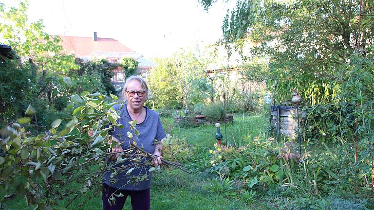 Kleinere Arbeiten in ihrem großen Garten kann Mona Schreiber noch selbst erledigen. Wenn es ihr aber zu schwer wird, nimmt die 76-Jährige gerne die Nachbarschaftshilfe des Hammelburger Tauschrings in Anspruch. Im Gegenzug backt sie dafür zum Beisp...       -  Kleinere Arbeiten in ihrem großen Garten kann Mona Schreiber noch selbst erledigen. Wenn es ihr aber zu schwer wird, nimmt die 76-Jährige gerne die Nachbarschaftshilfe des Hammelburger Tauschrings in Anspruch. Im Gegenzug backt sie dafür zum Beispiel mal einen Kuchen, kocht Essen oder fährt jemanden auf einen Termin.