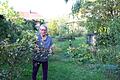 Kleinere Arbeiten in ihrem großen Garten kann Mona Schreiber noch selbst erledigen. Wenn es ihr aber zu schwer wird, nimmt die 76-Jährige gerne die Nachbarschaftshilfe des Hammelburger Tauschrings in Anspruch. Im Gegenzug backt sie dafür zum Beisp...       -  Kleinere Arbeiten in ihrem großen Garten kann Mona Schreiber noch selbst erledigen. Wenn es ihr aber zu schwer wird, nimmt die 76-Jährige gerne die Nachbarschaftshilfe des Hammelburger Tauschrings in Anspruch. Im Gegenzug backt sie dafür zum Beispiel mal einen Kuchen, kocht Essen oder fährt jemanden auf einen Termin.