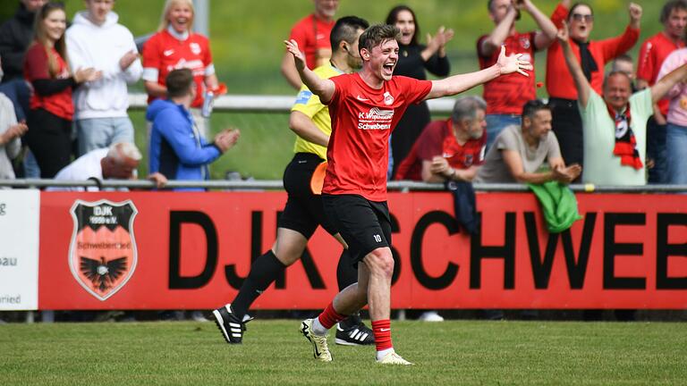 Geschafft: Kapitän Yannick Deibl von der DJK Schwebenried/Schwemmelsbach bejubelt nach dem 2:0-Sieg über die DJK Dampfach den Klassenerhalt seiner Mannschaft. Geschafft: Kapitän Yannick Deibl von der DJK Schwebenried/Schwemmelsbach bejubelt nach dem 2:0-Sieg über die DJK Dampfach den Klassenerhalt seiner Mannschaft.