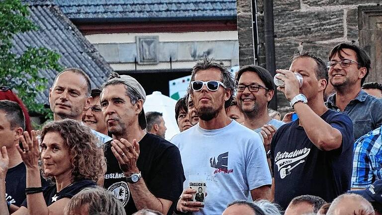 Als eingefleischter BAP-Fan trägt man Fan-Shirt. Als eingefleischter BAP-Fan trägt man Fan-Shirt.