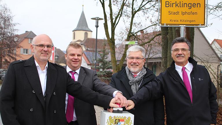 In Birklingen können Internetnutzer nun deutlich schneller surfen (von links): Leo Eckert (Geschäftsführender Beamter der Verwaltungsgemeinschaft Iphofen), Markus Winter (Regionalmanager der Deutschen Telekom), Josef Mend (Bürgermeister der Stadt Iphofen), Klaus Markert (Projektleiter Deutsche Telekom Technik) nehmen das neue Glasfasernetz in Betrieb. In Birklingen können Internetnutzer nun deutlich schneller surfen (von links): Leo Eckert (Geschäftsführender Beamter der Verwaltungsgemeinschaft Iphofen), Markus Winter (Regionalmanager der Deutschen Telekom), Josef Mend (Bürgermeister der Stadt Iphofen), Klaus Markert (Projektleiter Deutsche Telekom Technik) nehmen das neue Glasfasernetz in Betrieb.