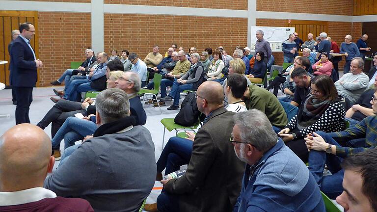 Beim zweiten Bürgerdialog mit dem Motto 'Näher am Menschen – Mich interessiert was Dich bewegt'
begrüßte Eugen Köhler als Vorsitzender des Stadtverbandes etwa 100 Gäste in der Waldsassenhalle Wiesenfeld. Beim zweiten Bürgerdialog mit dem Motto 'Näher am Menschen – Mich interessiert was Dich bewegt'
begrüßte Eugen Köhler als Vorsitzender des Stadtverbandes etwa 100 Gäste in der Waldsassenhalle Wiesenfeld.