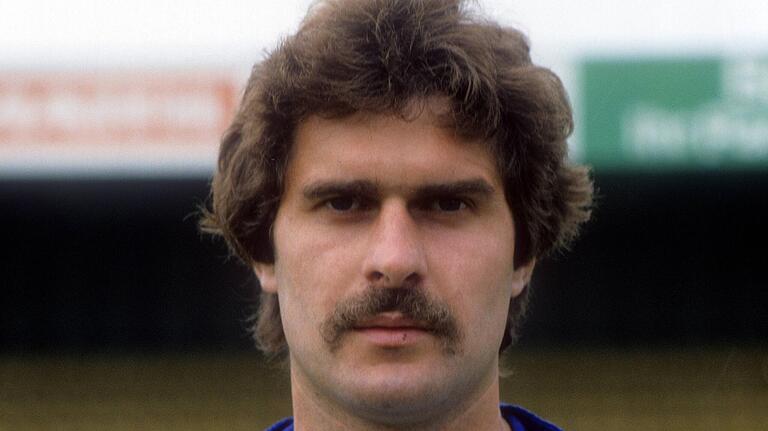 Heribert Müller vom FV 04 Würzburg erzielte im Januar 1978 das 'Tor des Monats'. Nach einer Flanke von Klaus Sterz traf er gegen Karlsruhe per Fallrückzieher (Archivfoto). Heribert Müller vom FV 04 Würzburg erzielte im Januar 1978 das 'Tor des Monats'. Nach einer Flanke von Klaus Sterz traf er gegen Karlsruhe per Fallrückzieher (Archivfoto).