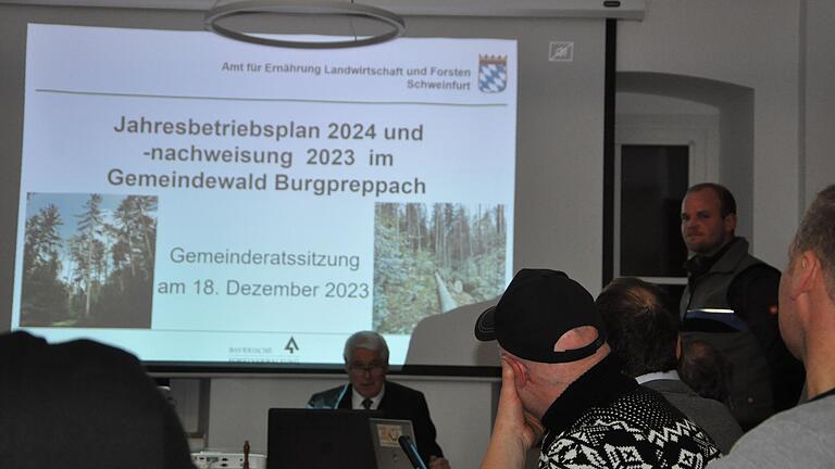 Sitzend: Zweiter Bürgermeister Reinhold Klein leitete die Sitzung. Stehend: Revierförster Jan Bergmann. Sitzend: Zweiter Bürgermeister Reinhold Klein leitete die Sitzung. Stehend: Revierförster Jan Bergmann.