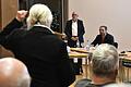 Gemündens Bürgermeister Jürgen Lippert (hinten stehend) hatte bei der Bürgerversammlung am Donnerstag zahlreiche Anfragen, wie die zu einem gesperrten Radweg beantworten. Die wurde, anders als das Bild möglicherweise suggeriert, in maßvollem Ton vorgetragen.