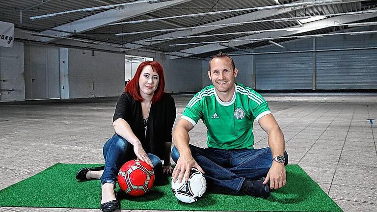 Bald soll hier der Ball rollen: Katharina und Oliver Pfannes in der zukünftigen KissSoccer Halle.