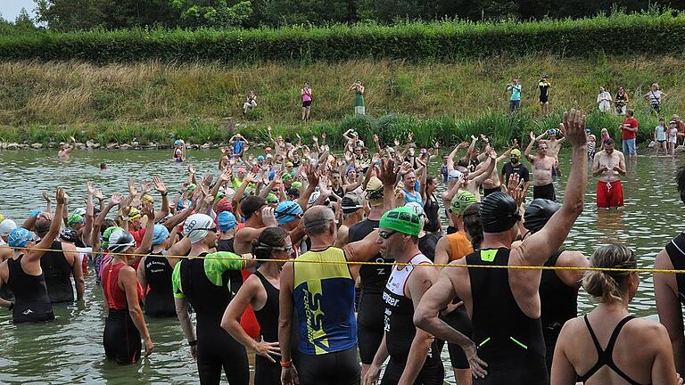 Kurz vor dem Start zu den 1,9 geschwommenen Kilometern durch den Ellertshäuser See war von den Strapazen des Hofheimer Triathlons noch nicht viel zu spüren. Kurz vor dem Start zu den 1,9 geschwommenen Kilometern durch den Ellertshäuser See war von den Strapazen des Hofheimer Triathlons noch nicht viel zu spüren.