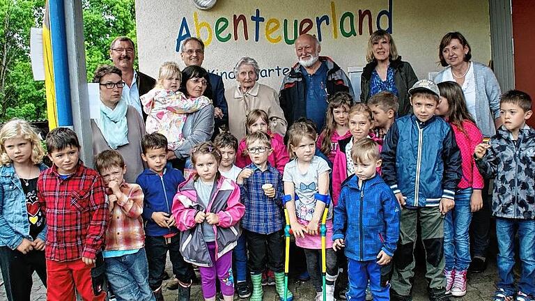 Der Kindergarten „Abenteuerland“ in Mühlfeld feierte am Sonntag 60. Geburtstag. Viele waren zum Jubiläumsfest gekommen. Im Bild (hintere Reihe, von links) Tanja Hautzinger (Kindergarten-Team), Mellrichstadts stellvertretender Bürgermeister Thomas Dietz, Bürgermeister Eberhard Streit, Monika Bach (Kindergarten-Team), Gertrud Bomhard, deren Mann, Pfarrer Klaus Bomhard, den Kindergarten in den 50er Jahren mitbegründet hat, Pfarrer Gerhard Jahreiß, Kindergartenleiterin Veronika Michel und Elke Mania (Kindergarten-Team). Der Kindergarten „Abenteuerland“ in Mühlfeld feierte am Sonntag 60. Geburtstag. Viele waren zum Jubiläumsfest gekommen. Im Bild (hintere Reihe, von links) Tanja Hautzinger (Kindergarten-Team), Mellrichstadts stellvertretender Bürgermeister Thomas Dietz, Bürgermeister Eberhard Streit, Monika Bach (Kindergarten-Team), Gertrud Bomhard, deren Mann, Pfarrer Klaus Bomhard, den Kindergarten in den 50er Jahren mitbegründet hat, Pfarrer Gerhard Jahreiß, Kindergartenleiterin Veronika Michel und Elke Mania (Kindergarten-Team).
