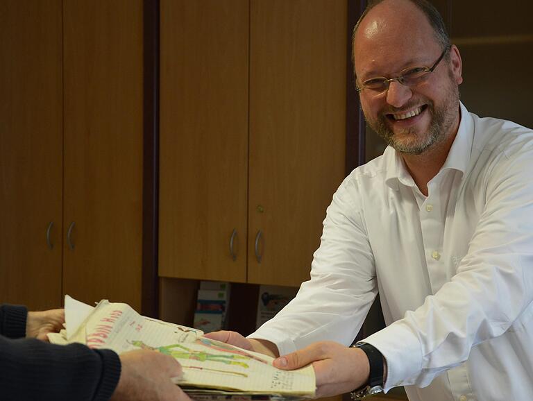 Wieder ans Licht gebracht: Roland Wilm nimmt seine gesammelten Werke freudig überrascht in Empfang. Wieder ans Licht gebracht: Roland Wilm nimmt seine gesammelten Werke freudig überrascht in Empfang.