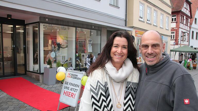 Tanja und Matthias Endres vor der neuen „Schön und Endres“-Filiale       -  Tanja und Matthias Endres vor der neuen „Schön und Endres“-Filiale