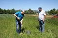 Rainer Schubert (links) vom Amt für Ernährung, Landwirtschaft und Forsten aus Schweinfurt und Hans-Jürgen Pfülb von Naturlandbetrieb Pfülb aus Fuchsstadt prüfen mit einem Versuch die Wasseraufnahmefähigkeit der örtlichen Böden.       -  Rainer Schubert (links) vom Amt für Ernährung, Landwirtschaft und Forsten aus Schweinfurt und Hans-Jürgen Pfülb von Naturlandbetrieb Pfülb aus Fuchsstadt prüfen mit einem Versuch die Wasseraufnahmefähigkeit der örtlichen Böden.