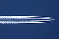 Flugzeug hinterlässt Kondensstreifen.jpeg       -  Klimaschonendes Fliegen wird bis zum gesetzten Ziel im Jahr 2050 wohl kaum zu erreichen sein.