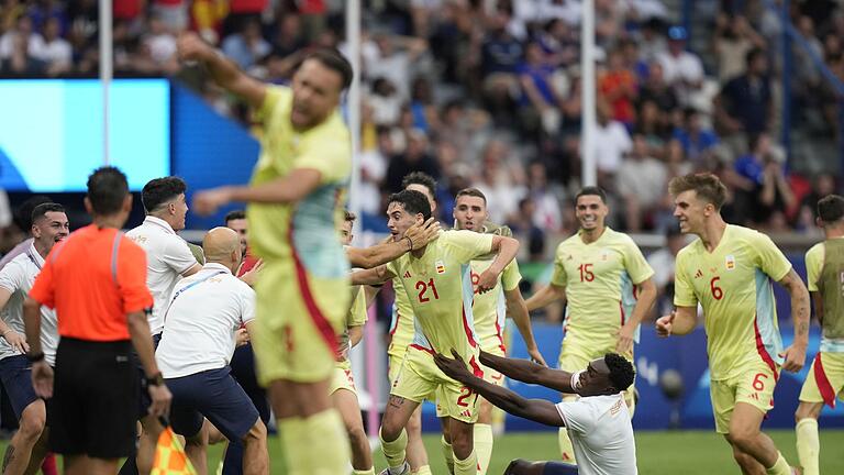 Paris 2024 - Fußball       -  Spaniens Fußball bejubeln das Tor in der 100. Minute.