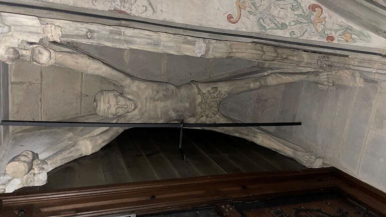 Schaut man im Eingang der Ritterkapelle nach oben, entdeckt man die Figur eines Mannes, der ein Gefäß und eine Waage in den Händen hält. Schaut man im Eingang der Ritterkapelle nach oben, entdeckt man die Figur eines Mannes, der ein Gefäß und eine Waage in den Händen hält.