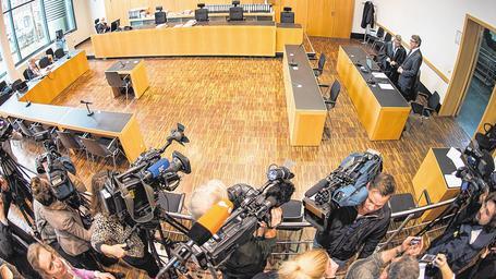 Medienandrang beim Prozess gegen Georg Schmid: Rechts warten Schmid und sein Verteidiger Nikolaus Fackler auf den Beginn der Verhandlung. Das Bild ist durch ein Weitwinkelobjektiv verzerrt.