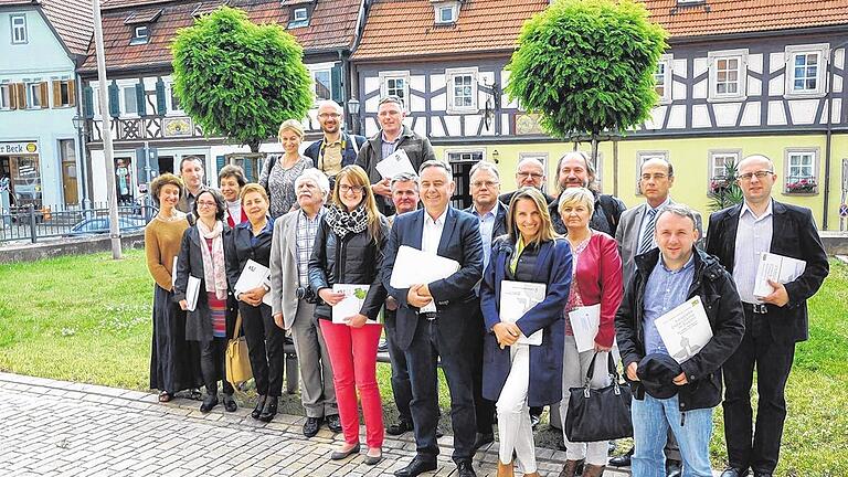 Wie gehen die Deutschen mit dem Bevölkerungsrückgang um? Eine Delegation der südpolnischen Woiwodschaft Oppeln besuchte am Freitag Hofheim und ließ sich die Gemeinde-Allianz Hofheimer Land vorstellen.FOTO Justus Neidlein Wie gehen die Deutschen mit dem Bevölkerungsrückgang um? Eine Delegation der südpolnischen Woiwodschaft Oppeln besuchte am Freitag Hofheim und ließ sich die Gemeinde-Allianz Hofheimer Land vorstellen.FOTO Justus Neidlein
