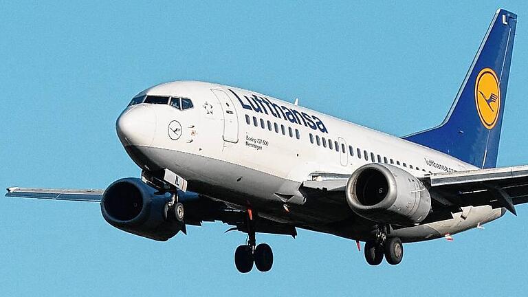 Flughafen Frankfurt am Main - Eine Passagiermaschine der Lufthansa befindet sich im Landeanflug auf den Flughafen in Frankfurt am Main. Der Frankfurter Flughafen gilt als der drittgrößte in Europa. Flughafen Frankfurt am Main - Eine Passagiermaschine der Lufthansa befindet sich im Landeanflug auf den Flughafen in Frankfurt am Main. Der Frankfurter Flughafen gilt als der drittgrößte in Europa.