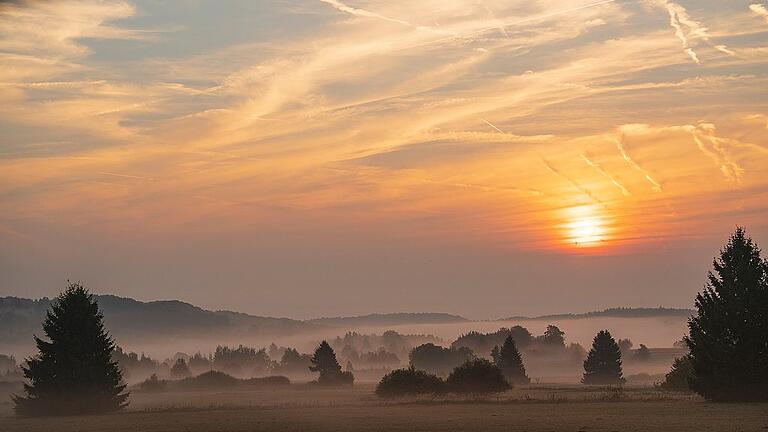 Sonnenaufgang in der Hohen Rhön – in dieser Saison konnten viele Wanderer dieses Naturschauspiel zwischen Schornhecke und Thüringer Hütte genießen. Sonnenaufgang in der Hohen Rhön – in dieser Saison konnten viele Wanderer dieses Naturschauspiel zwischen Schornhecke und Thüringer Hütte genießen.