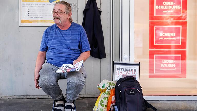 Heinz D. an seinem Verkaufsplatz vor dem Kaufhof in Würzburg. Seit knapp zweieinhalb Jahren verkauft er dort die Obdachlosenzeitung. Wie erging es ihm während des Lockdowns? Heinz D. an seinem Verkaufsplatz vor dem Kaufhof in Würzburg. Seit knapp zweieinhalb Jahren verkauft er dort die Obdachlosenzeitung. Wie erging es ihm während des Lockdowns?