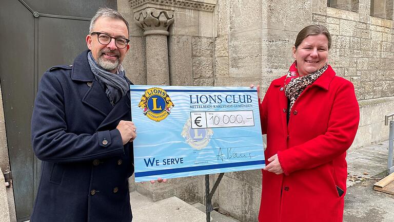 Der Präsident des Lions Clubs Mittelmain-Karlstadt, Armin Kraus (links), überreichte den Scheck über 10 000 Euro an Miriam Christof (Marketingbeauftragte der Kongregation der Schwestern des Erlösers). Der Präsident des Lions Clubs Mittelmain-Karlstadt, Armin Kraus (links), überreichte den Scheck über 10 000 Euro an Miriam Christof (Marketingbeauftragte der Kongregation der Schwestern des Erlösers).