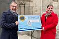 Der Präsident des Lions Clubs Mittelmain-Karlstadt, Armin Kraus (links), überreichte den Scheck über 10 000 Euro an Miriam Christof (Marketingbeauftragte der Kongregation der Schwestern des Erlösers).