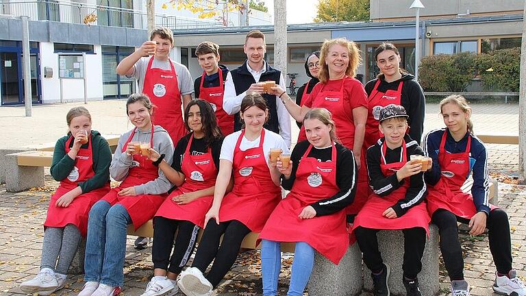 Gruppenbild mit dem Sponsor: Sascha Horn vom Iphöfer Rewe-Markt hat die Zutaten gespendet, aus denen die Schüler mit dem Sternekoch einen leckeren Smoothie zubereitet haben. Gruppenbild mit dem Sponsor: Sascha Horn vom Iphöfer Rewe-Markt hat die Zutaten gespendet, aus denen die Schüler mit dem Sternekoch einen leckeren Smoothie zubereitet haben.