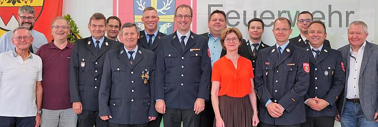 Freuten sich über das 150-jährige Bestehen der Freiwilligen Feuerwehr Röthlein (von links': Ehrenkommandant Siegbert Turbeis, Pfarrer Tobias Wölfel, Diakon a.D. Albert Hein, Ehrenkommandant Robert Herbig, stellvertretender FFW-Vorstand Jürgen Schwittek, Ehrenkommandant Gerhard Habenstein, Dritter Bürgermeister Florian Kress, FFW-Vorstand Armin Strohhäcker, Bürgermeister Peter Gehring, stellvertretende Landrätin Bettina Bärmann, KBM Matthias Hübner, Kommandant Harald Marschall, KBI Florian Zippel, Zweiter Kommandant Dominik Halbig und Zweiter Bürgermeister Martin Weth. Freuten sich über das 150-jährige Bestehen der Freiwilligen Feuerwehr Röthlein (von links': Ehrenkommandant Siegbert Turbeis, Pfarrer Tobias Wölfel, Diakon a.D. Albert Hein, Ehrenkommandant Robert Herbig, stellvertretender FFW-Vorstand Jürgen Schwittek, Ehrenkommandant Gerhard Habenstein, Dritter Bürgermeister Florian Kress, FFW-Vorstand Armin Strohhäcker, Bürgermeister Peter Gehring, stellvertretende Landrätin Bettina Bärmann, KBM Matthias Hübner, Kommandant Harald Marschall, KBI Florian Zippel, Zweiter Kommandant Dominik Halbig und Zweiter Bürgermeister Martin Weth.