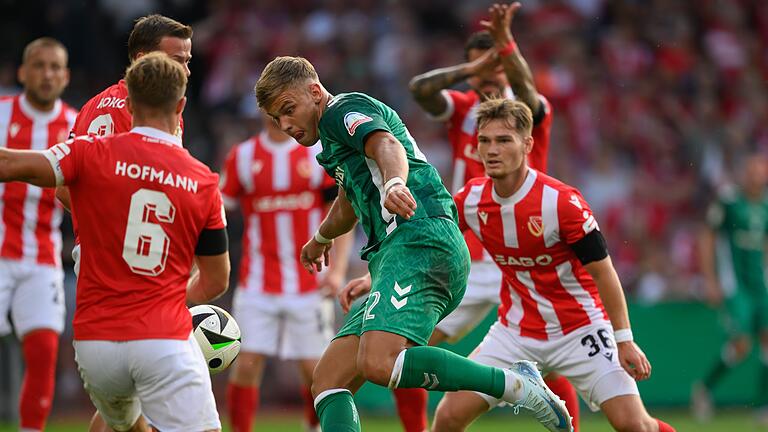 FC Energie Cottbus - SV Werder Bremen       -  Keke Topp (Mitte) trifft gleich dreimal im Pokal.