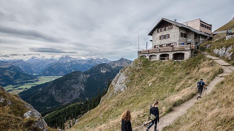 Wanderer in den bayerischen Alpen       -  Die Bad Kissinger Hütte des Deutschen Alpenvereins. Der DAV bewirtschaftet rund 200 Hütten. (Archivbild)