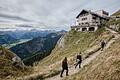 Wanderer in den bayerischen Alpen       -  Die Bad Kissinger Hütte des Deutschen Alpenvereins. Der DAV bewirtschaftet rund 200 Hütten. (Archivbild)
