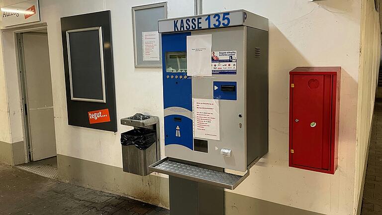 Am Parkautomat in der Tiefgarage wird über den Betreiberwechsel informiert. In Betrieb ist er nicht mehr. Am Parkautomat in der Tiefgarage wird über den Betreiberwechsel informiert. In Betrieb ist er nicht mehr.