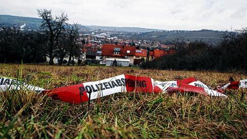 Tatort in Heidingsfeld: An dieser Wiese am Katzenberg in Würzburg hatten die Entführer ihr weißes Fluchtfahrzeug geparkt. Tatort in Heidingsfeld: An dieser Wiese am Katzenberg in Würzburg hatten die Entführer ihr weißes Fluchtfahrzeug geparkt.