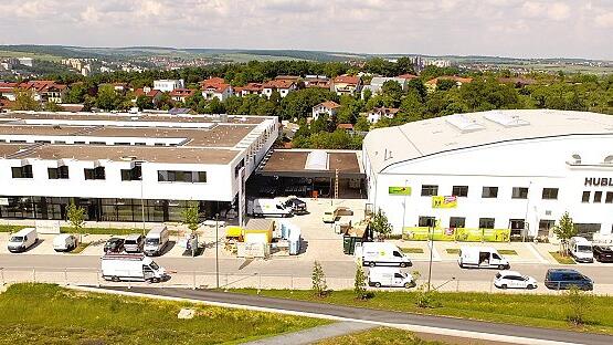 Der alte Flugzeug-Hangar, Baujahr 1924 (rechts), ist das Kernstück beim neuen Hubland-Center. Links daneben der Neubau mit zahlreichen Geschäften und 60 Wohnungen. Nicht im Bild ist das dritte Gebäude des Centers rechts vom Hangar. Der alte Flugzeug-Hangar, Baujahr 1924 (rechts), ist das Kernstück beim neuen Hubland-Center. Links daneben der Neubau mit zahlreichen Geschäften und 60 Wohnungen. Nicht im Bild ist das dritte Gebäude des Centers rechts vom Hangar.