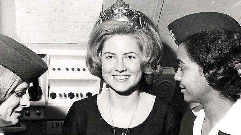 Marita Bäuerlein aus Volkach war 1964 die Deutsche Weinkönigin und schenkte unter anderem im Flugzeug Wein aus. Marita Bäuerlein aus Volkach war 1964 die Deutsche Weinkönigin und schenkte unter anderem im Flugzeug Wein aus.