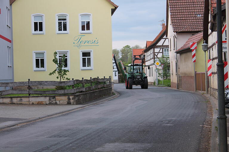 Im Zuge der geplanten Straßenbaumaßnahme an der Ortsdurchfahrt in Stetten ist angedacht zur Sicherheit der Fußgänger an der Engstelle am 'Hintertor' einen Gehsteig  einzurichten.