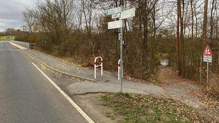 Von Nordheim kommend bleiben viele Radfahrer auf der linken Seite der Brücke auf dem schmalen Gehweg, um danach direkt links hinunter zum Kanal abbiegen zu können. Auf dem Pfad nach unten muss das Rad geschoben werden, was aber längst nicht alle tun. Von Nordheim kommend bleiben viele Radfahrer auf der linken Seite der Brücke auf dem schmalen Gehweg, um danach direkt links hinunter zum Kanal abbiegen zu können. Auf dem Pfad nach unten muss das Rad geschoben werden, was aber längst nicht alle tun.