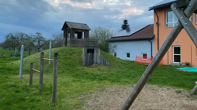 Der Spielhügel auf dem Spielplatz am Kindergarten Seifriedsburg.