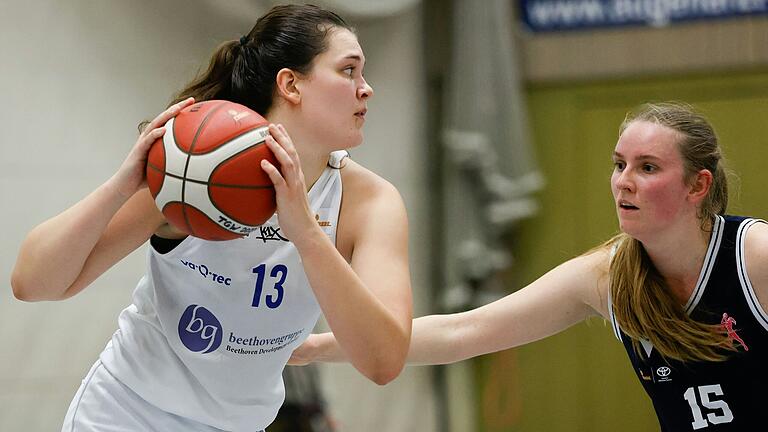 Paula Wenemoser (links) von den QOOL Sharks Würzburg behautet im Heimspiel gegen den USC Freiburg II den Ball gegen Mara Baumann.&nbsp;