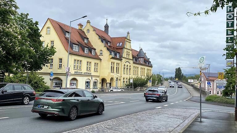 Auf der B8 in Kitzingen herrscht häufig dichter Verkehr. Trotzdem queren viele Fußgänger die Straße auf Höhe des Alten Krankenhauses und der Bushaltestelle.